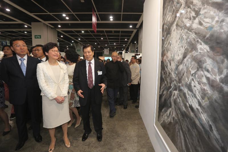 行政長官林鄭月娥今日（八月五日）下午在香港會議展覽中心出席全球水墨畫大展祝捷會。圖示林鄭月娥（左二）參觀展覽。 
