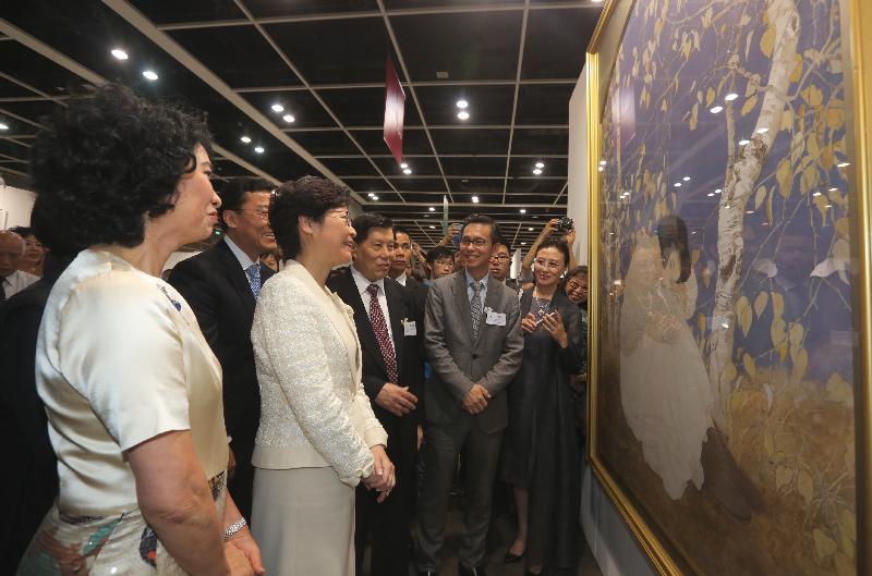 行政长官林郑月娥今日（八月五日）下午在香港会议展览中心出席全球水墨画大展祝捷会。图示林郑月娥（左二）参观展览。