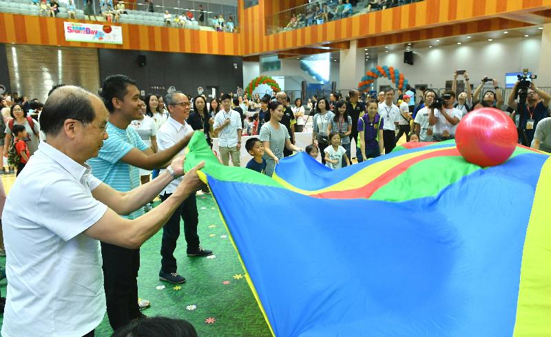 The Acting Chief Executive, Mr Matthew Cheung Kin-chung, joined the public for healthy activities at Yuen Chau Kok Sports Centre this afternoon (August 6) as part of Sport For All Day 2017 organised by the Leisure and Cultural Services Department. Picture shows Mr Cheung (first left) and the Secretary for Home Affairs, Mr Lau Kong-wah (third left) joining rainbow parachute games with children and their parents.
