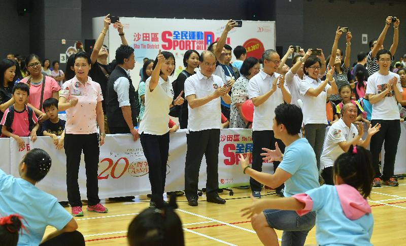 The Acting Chief Executive, Mr Matthew Cheung Kin-chung, joined the public for healthy activities at Yuen Chau Kok Sports Centre this afternoon (August 6) as part of Sport For All Day 2017 organised by the Leisure and Cultural Services Department. Picture shows Mr Cheung (third left) watching a dance performance - "Easy Dance for All". Looking on are the Secretary for Home Affairs, Mr Lau Kong-wah (fourth left) and the Director of Leisure and Cultural Services, Ms Michelle Li (second left).