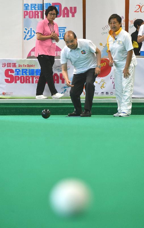 The Acting Chief Executive, Mr Matthew Cheung Kin-chung, joined the public for healthy activities at Yuen Chau Kok Sports Centre this afternoon (August 6) as part of Sport For All Day 2017 organised by the Leisure and Cultural Services Department. Picture shows Mr Cheung (second right) playing lawn bowls at the bowling green. 
