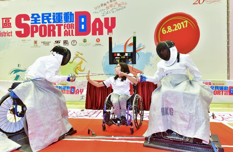 More than 200 free recreation and sports programmes are being held by the Leisure and Cultural Services Department at designated sports centres in the 18 districts on Sport For All Day 2017 today (August 6). Photo shows people participating in a fencing participation session at Yuen Chau Kok Sports Centre in Sha Tin District.