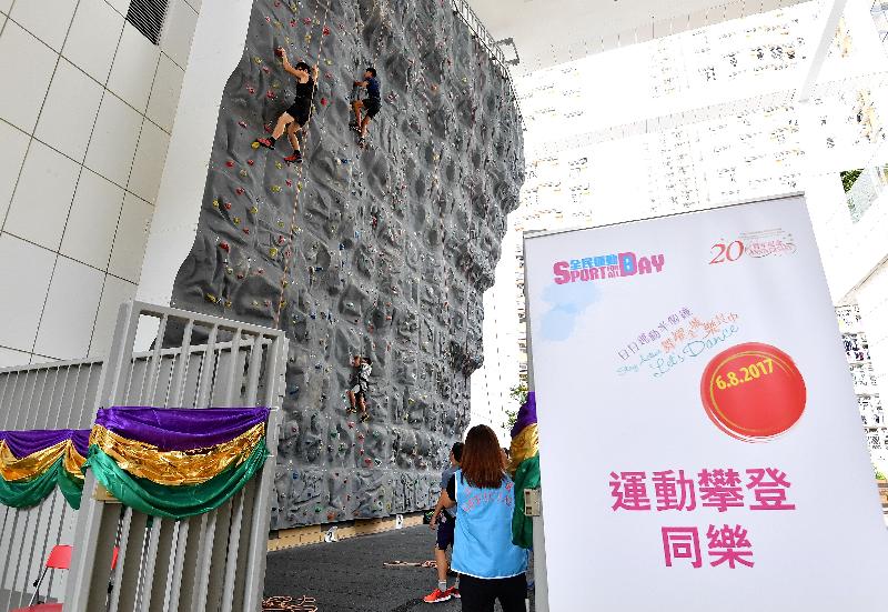 The Leisure and Cultural Services Department is offering various recreation and sports activities as part of Sport For All Day 2017 today (August 6). Photo shows members of the public taking part in a sport climbing participation session under the supervision of coaches at Yuen Chau Kok Sports Centre in Sha Tin District.