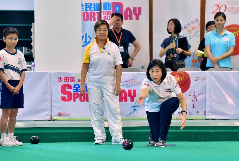 The Leisure and Cultural Services Department is holding Sport For All Day 2017 today (August 6). Photo shows the Director of Leisure and Cultural Services, Ms Michelle Li, joining the public in an indoor lawn bowls game at Yuen Chau Kok Sports Centre in Sha Tin District.