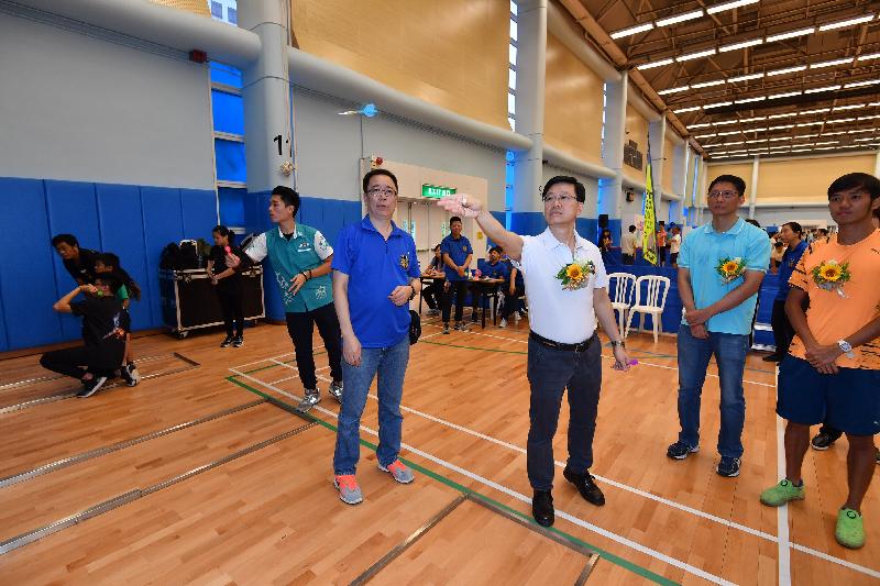 The Secretary for Security, Mr John Lee (third right), joins a darts play-in session and competes with the participants under an instructor's demonstration and guidance at the Kowloon Park Sports Centre in Yau Tsim Mong District on the Sport For All Day 2017 today (August 6).