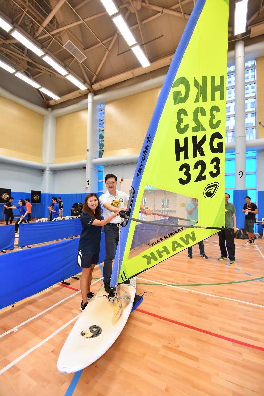 保安局局長李家超（右）今日（八月六日）在九龍公園體育館舉行的油尖旺區「全民運動日2017」中與市民參與滑浪風帆同樂活動，一同分享喜悅。