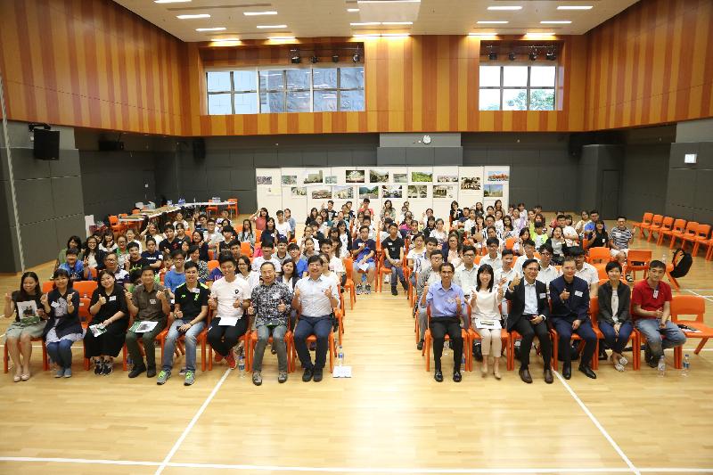 The participants of a giant panda volunteer service and ecology tour programme today (August 6) started their seven-day visit to Chengdu, Wolong and Dujiangyan in Sichuan. Young people who applied for joining the programme attended the event workshop earlier and went through the selection procedure. 