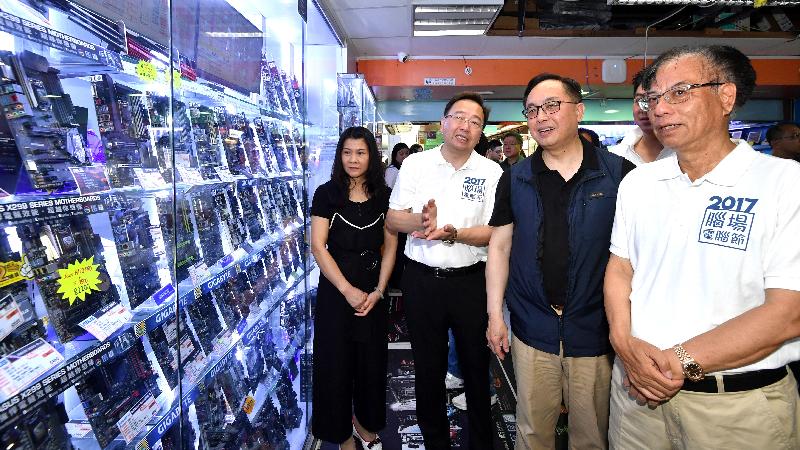 创新及科技局局长杨伟雄（右二）今日（八月六日）下午到深水埗区的电脑主题商场参观，旁为香港电脑业协会主席叶景祺（右一）。