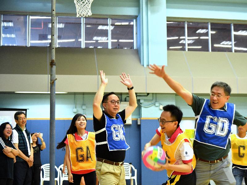 The Secretary for Innovation and Technology, Mr Nicholas W Yang (third right), and the Permanent Secretary for Innovation and Technology, Mr Cheuk Wing-hing (first right), join netball activity at Pei Ho Street Sports Centre in Sham Shui Po to share the fun of sports on Sport For All Day this afternoon (August 6).