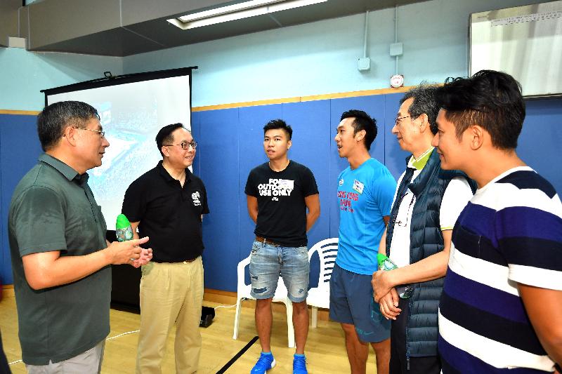 The Secretary for Innovation and Technology, Mr Nicholas W Yang (second left), and the Permanent Secretary for Innovation and Technology, Mr Cheuk Wing-hing (first left), chat with athletes Ricky Hui (third right) and Mak Ka-hong (third left) at Pei Ho Street Sports Centre on Sport For All Day in Sham Shui Po this afternoon (August 6).