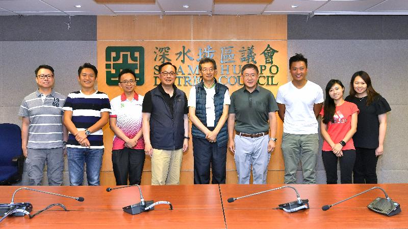 The Secretary for Innovation and Technology, Mr Nicholas W Yang (fourth left), and the Permanent Secretary for Innovation and Technology, Mr Cheuk Wing-hing (fourth right), meet with members of the Sham Shui Po District Council (SSPDC) to listen to their views on using innovation and technology to address district issues and improve people’s living this afternoon (August 6).  Also present are the Chairman of the SSPDC, Mr Ambrose Cheung (centre), and the Vice Chairman of the SSPDC, Mr Chan Wai-ming (third left).