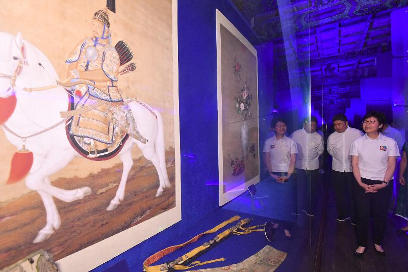 行政長官林鄭月娥（右）今晚（八月六日）到訪北京故宮博物院，並在故宮博物院院長單霽翔博士（左）陪同下參觀「紫禁城與海上絲綢之路」展覽。