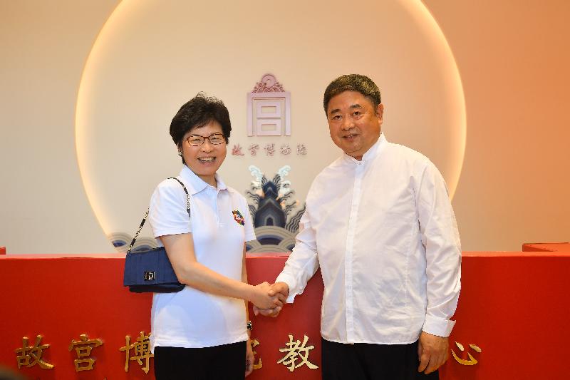 The Chief Executive, Mrs Carrie Lam, visited the Palace Museum in Beijing this evening (August 6). Mrs Lam (left) is pictured with the Director of the Palace Museum, Dr Shan Jixiang (right).