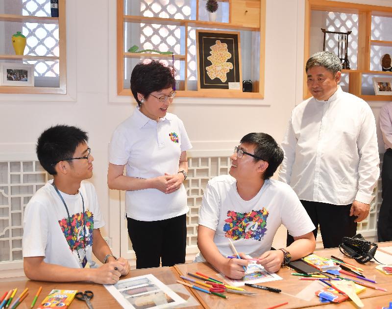 The Chief Executive, Mrs Carrie Lam, visited the Palace Museum in Beijing this evening (August 6). Photo shows Mrs Lam (second left) and the Director of the Palace Museum, Dr Shan Jixiang (first right), chatting with interns from the Beijing Palace Museum Conservation Internship Programme.