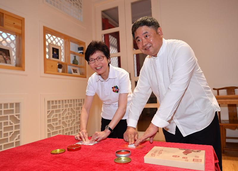 The Chief Executive, Mrs Carrie Lam, visited the Palace Museum in Beijing this evening (August 6). Photo shows Mrs Lam (left) making handicrafts with the Director of the Palace Museum, Dr Shan Jixiang (right).