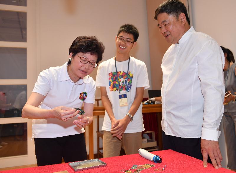 The Chief Executive, Mrs Carrie Lam, visited the Palace Museum in Beijing this evening (August 6). Photo shows Mrs Lam (left) making handicrafts with the Director of the Palace Museum, Dr Shan Jixiang (right).