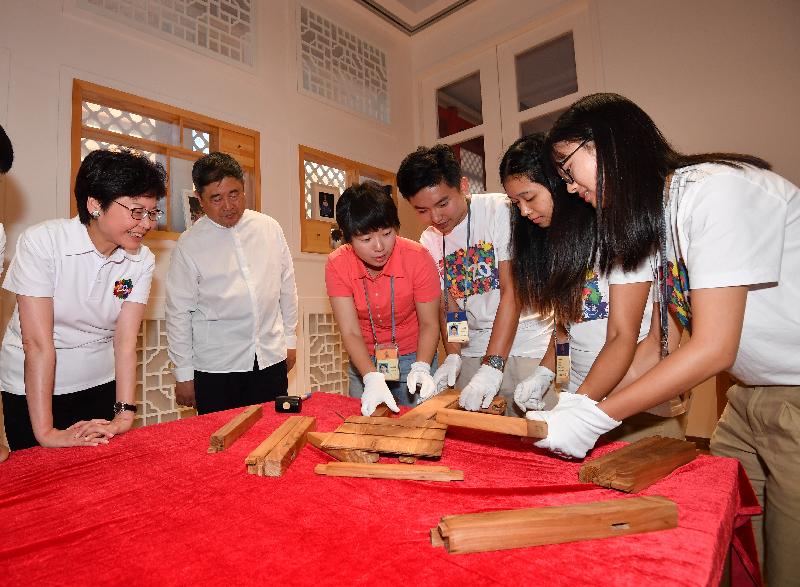 The Chief Executive, Mrs Carrie Lam, visited the Palace Museum in Beijing this evening (August 6). Photo shows Mrs Lam (first left) and the Director of the Palace Museum, Dr Shan Jixiang (second left), chatting with interns from the Beijing Palace Museum Conservation Internship Programme.