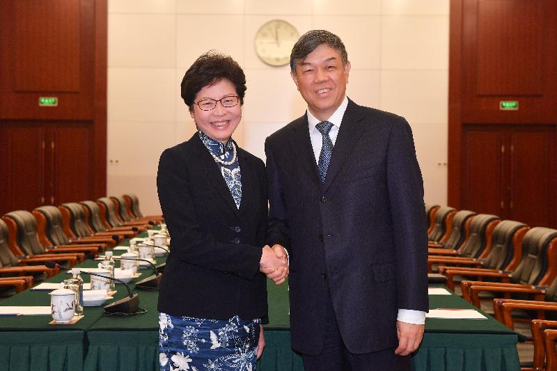 行政长官林郑月娥（左）今早（八月七日）在北京与中国铁路总公司总经理陆东福（右）会面。图示二人于会面前握手。

