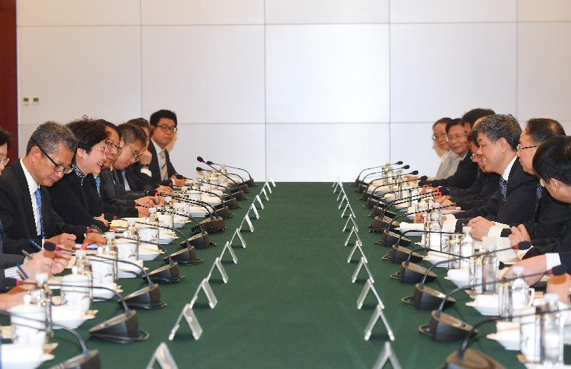 行政长官林郑月娥（左二）今早（八月七日）在北京与中国铁路总公司总经理陆东福（右三）会面。财政司司长陈茂波（左一）亦有出席。