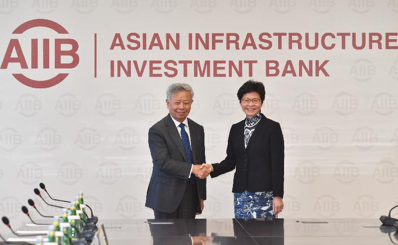 行政长官林郑月娥（右）今早（八月七日）在北京与亚洲基础设施投资银行行长金立群（左）会面。图示二人于会面前握手。