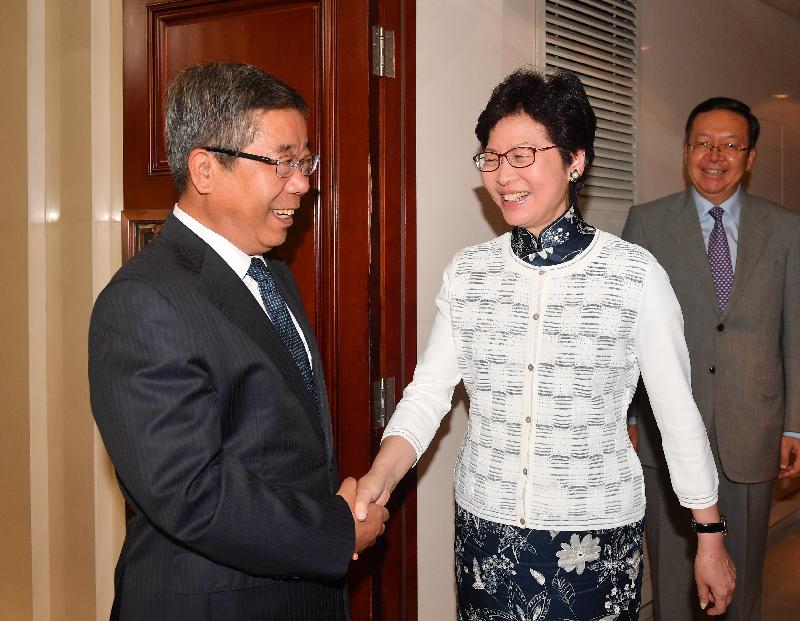 行政长官林郑月娥（中）今日（八月七日）下午在北京与国家教育部部长陈宝生（左）会面。图示二人于会面前握手。