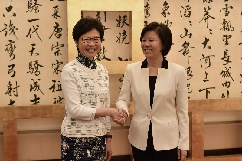 行政長官林鄭月娥（左）今日（八月七日）下午在北京與中華全國婦女聯合會主席沈躍躍（右）會面。圖示二人於會面前握手。