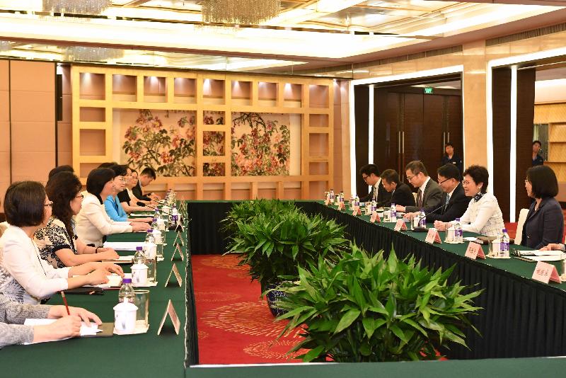 行政長官林鄭月娥（右二）今日（八月七日）下午在北京與中華全國婦女聯合會主席沈躍躍（左三）會面。