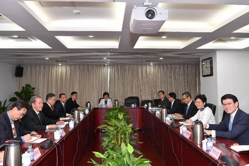行政長官林鄭月娥（右二）今日（八月七日）下午在北京與國務院港澳事務辦公室主任王光亞（左二）會面。財政司司長陳茂波（右三）和商務及經濟發展局局長邱騰華（右一）亦有出席。