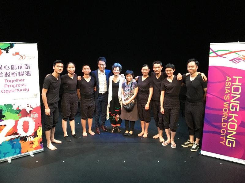 香港驻伦敦经济贸易办事处署理处长吴肇基（左四）在八月四日（伦敦时间）于《泰特斯2.0》演出后在伦敦 New Diorama Theatre 与邓树荣戏剧工作室演员及制作人员合照。