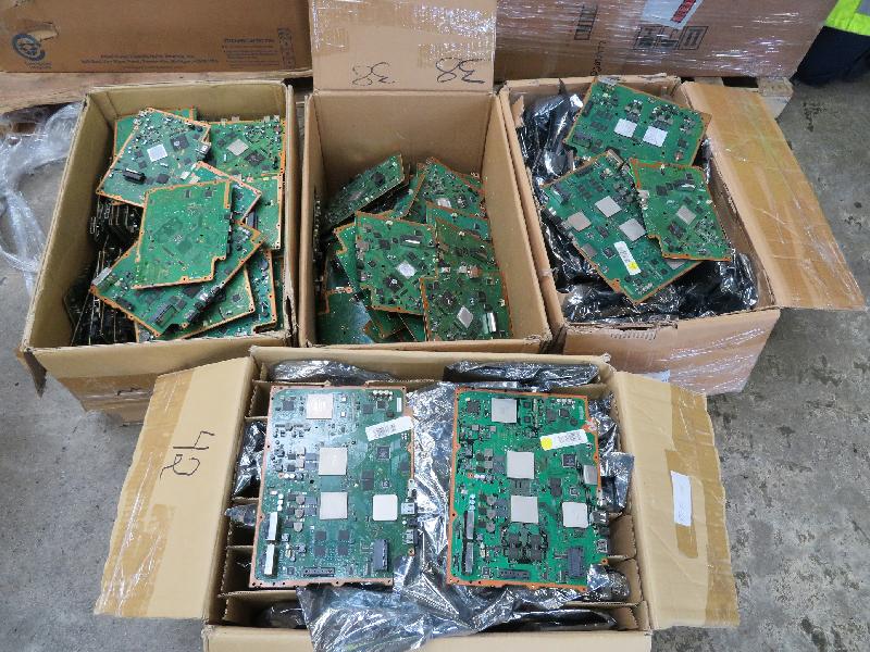 環境保護署聯同香港海關今年一月及二月截獲五個非法進口的有害電子廢物貨櫃。圖示檢獲的廢印刷電路板。
