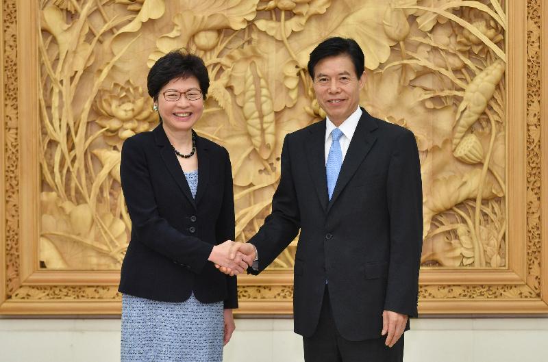 行政長官林鄭月娥（左）今日（八月八日）在北京與國家商務部部長鍾山（右）會面。圖示二人於會面前握手。