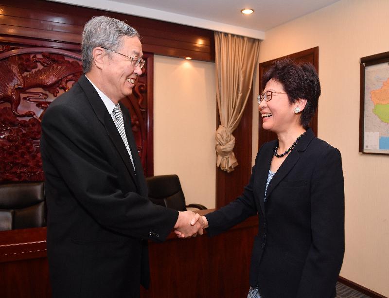行政長官林鄭月娥（右）今早（八月八日）在北京與中國人民銀行行長周小川（左）會面。圖示二人於會面前握手。