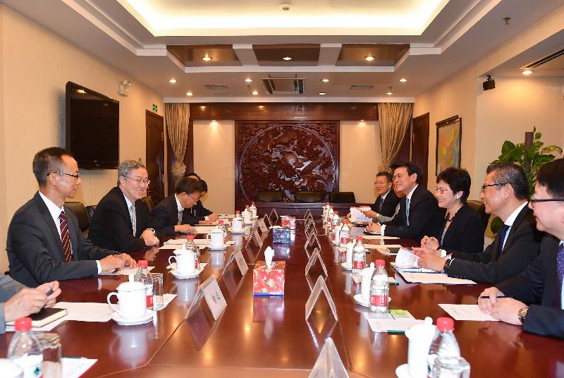 行政長官林鄭月娥（右三）今早（八月八日）在北京與中國人民銀行行長周小川（左二）會面。財政司司長陳茂波（右二）和商務及經濟發展局局長邱騰華（右四）亦有出席。