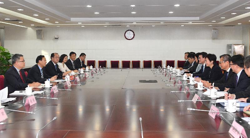 行政長官林鄭月娥（右四）今日（八月八日）下午在北京與中國證券監督管理委員會副主席姜洋（左二）會面。財政司司長陳茂波（右三）和商務及經濟發展局局長邱騰華（右五）亦有出席。