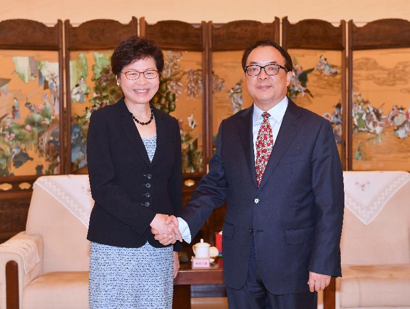 行政長官林鄭月娥（左）今日（八月八日）下午在北京與中國保險監督管理委員會副主席陳文輝（右）會面。圖示二人於會面前握手。