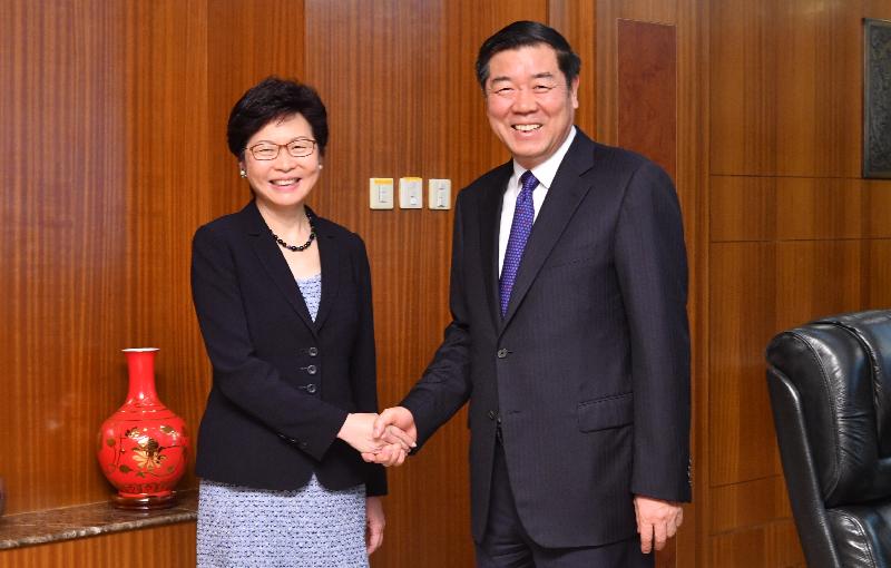行政長官林鄭月娥（左）今日（八月八日）下午在北京與國家發展和改革委員會主任何立峰（右）會面。圖示二人於會面前握手。

