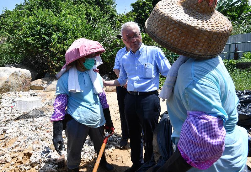 環境局副局長謝展寰（右二）今日（八月八日）到南丫島視察政府部門清理棕櫚硬脂情況，並為清潔工人打氣。