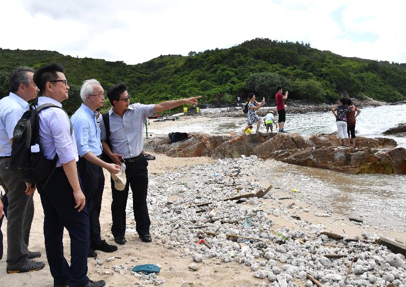 The Under Secretary for the Environment, Mr Tse Chin-wan (third left), visits Lamma Island today (August 8) to see the progress of the cleaning up of palm oil by the Government. He was briefed by representatives from relevant departments on the updates of cleaning work.