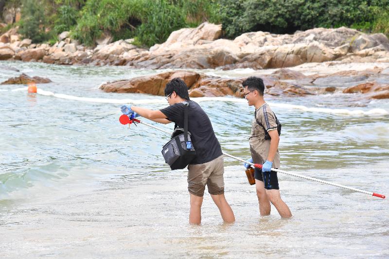 Staff of the Environmental Protection Department today (August 8) conduct water sampling at Hung Shing Yeh Beach on Lamma Island to test for oil content.