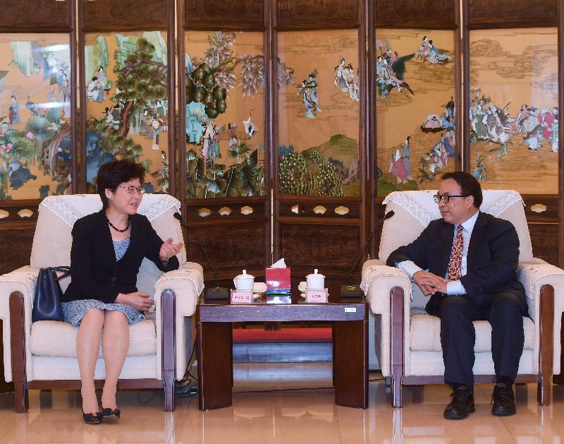 The Chief Executive, Mrs Carrie Lam (left), meets Vice Chairman of the China Insurance Regulatory Commission Mr Chen Wenhui (right) in Beijing this afternoon (August 8).