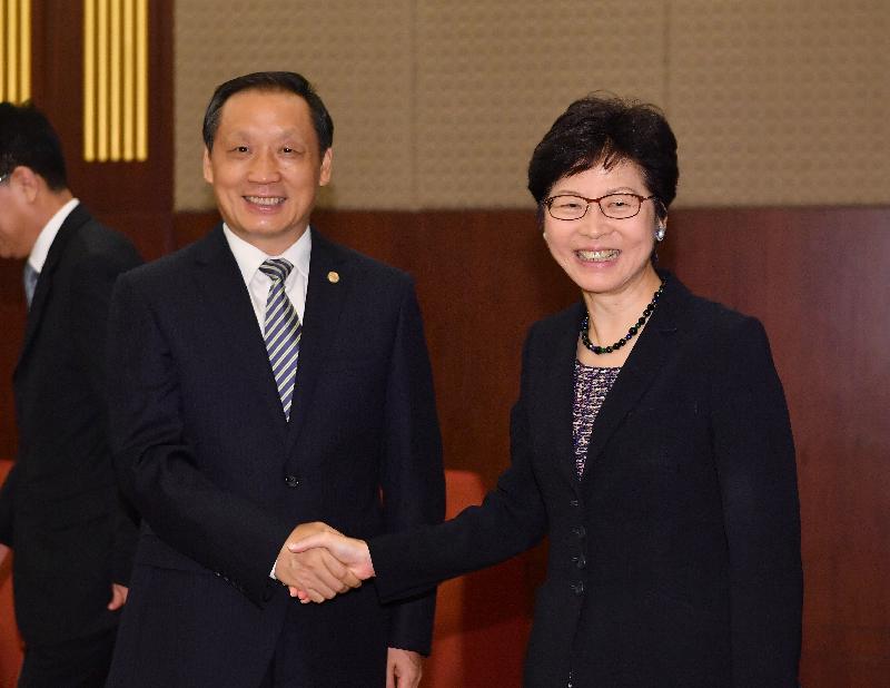 行政长官林郑月娥（右）今早（八月九日）在北京与国家旅游局局长李金早（左）会面。图示二人于会面前握手。