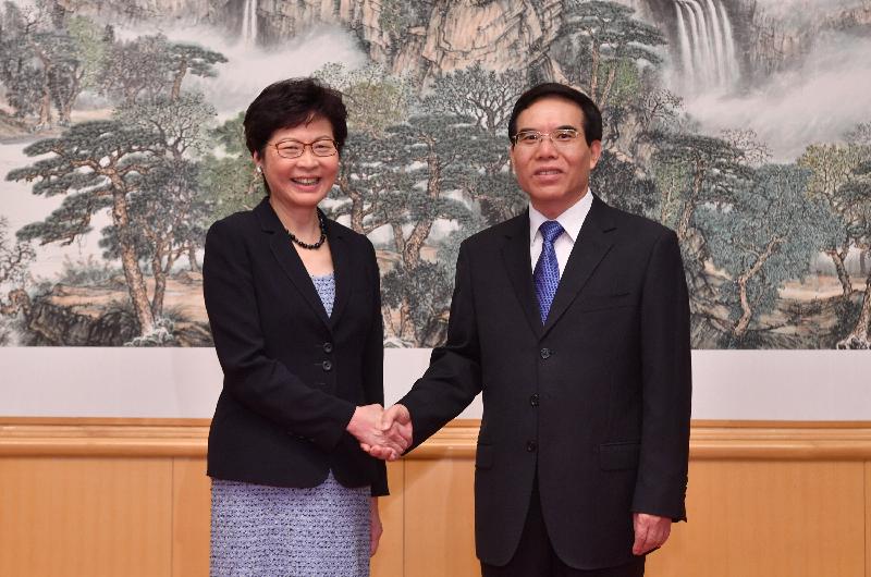 行政长官林郑月娥（左）今日（八月九日）下午在北京与国家新闻出版广电总局局长聂辰席（右）会面。图示二人于会面前握手。