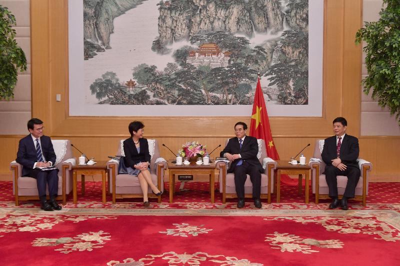 行政長官林鄭月娥（左二）今日（八月九日）下午在北京與國家新聞出版廣電總局局長聶辰席（右二）會面。商務及經濟發展局局長邱騰華（左一）亦有出席。