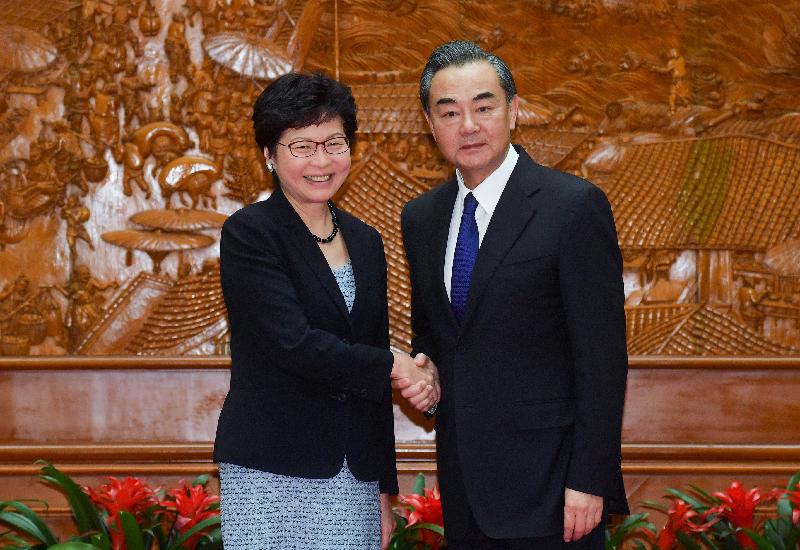 行政长官林郑月娥（左）今日（八月九日）下午在北京与外交部部长王毅（右）会面。图示二人于会面前握手。