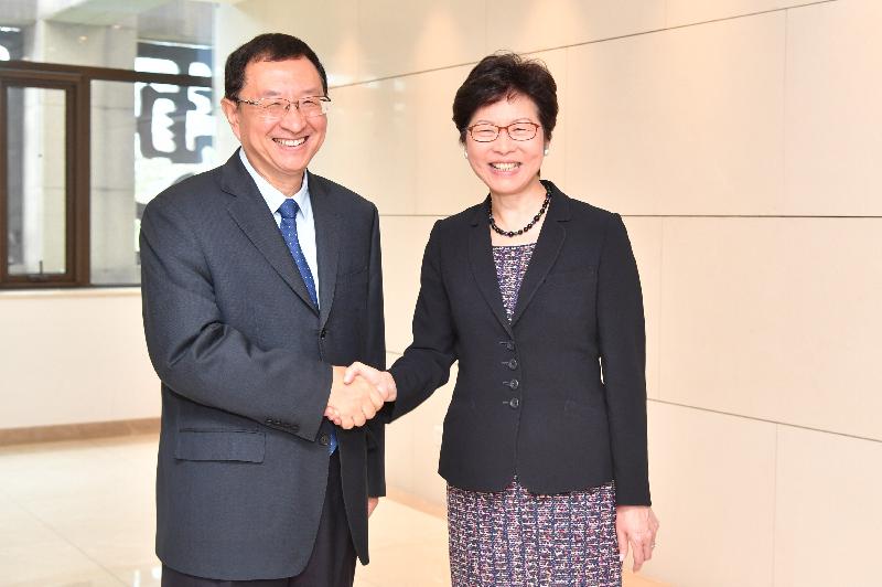 The Chief Executive, Mrs Carrie Lam, met the Minister of Culture, Mr Luo Shugang, in Beijing this morning (August 9). Mrs Lam (right) is pictured shaking hands with Mr Luo (left) before the meeting.