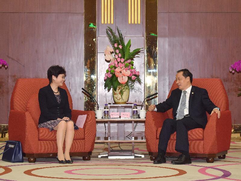 The Chief Executive, Mrs Carrie Lam (left), meets the Chairman of the China National Tourism Administration, Mr Li Jinzao (right), in Beijing this morning (August 9).