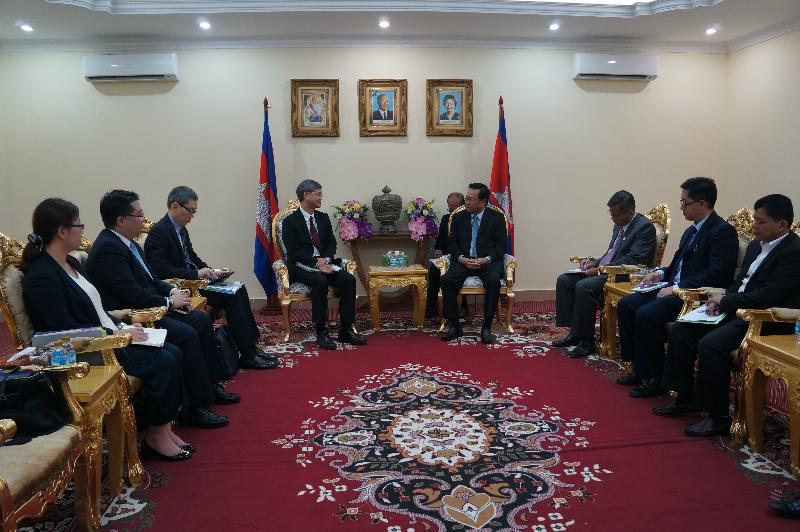 The Secretary for Labour and Welfare, Dr Law Chi-kwong, started his visit programme in Cambodia today (August 10). Photo shows Dr Law (fourth left) together with the Commissioner for Labour, Mr Carlson Chan (third left), and his delegation in a meeting with the Minister of Labour and Vocational Training of Cambodia, Dr Ith Samheng (fourth right), to exchange views on enabling Cambodians to work as domestic helpers in Hong Kong.