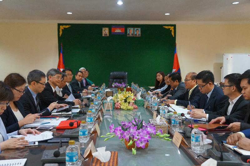 The Secretary for Labour and Welfare, Dr Law Chi-kwong, started his visit programme in Cambodia today (August 10). Photo shows Dr Law (fourth left) together with the Commissioner for Labour, Mr Carlson Chan (third left), and his delegation in a meeting with representatives of recruitment agencies authorised by the Ministry of Labour and Vocational Training of Cambodia to learn about their preparatory work in arranging Cambodian domestic helpers to work in Hong Kong.