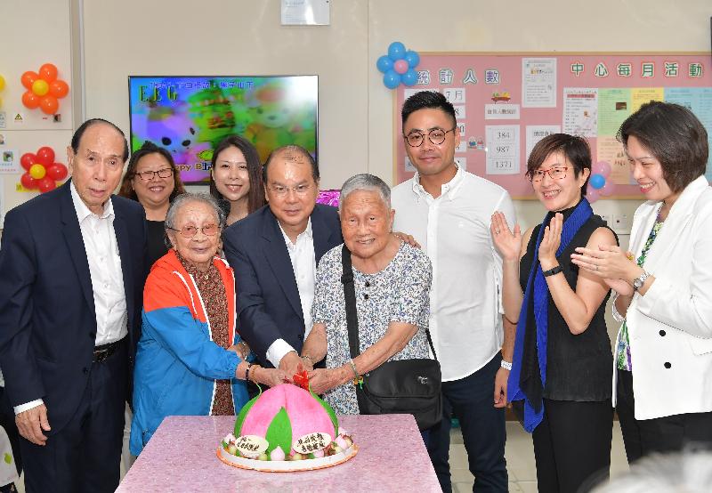 The Chief Secretary for Administration, Mr Matthew Cheung Kin-chung (fifth left), participates in a birthday party for the elderly in the district at the Tsim Sha Tsui District Kai Fong Association Neighbourhood Elderly Activities Centre during his visit to Yau Tsim Mong District this afternoon (August 10). Also joining the party were the Chairman of the Executive Committee of the Tsim Sha Tsui District Kai Fong Welfare Association, Mr So Chung-ping (first left); the Chairman of the Yau Tsim Mong District Council (YTMDC), Mr Chris Ip (third right); the Vice Chairman of the YTMDC, Ms Wong Shu-ming (first right); and the District Officer (Yau Tsim Mong), Mrs Laura Aron (second right).