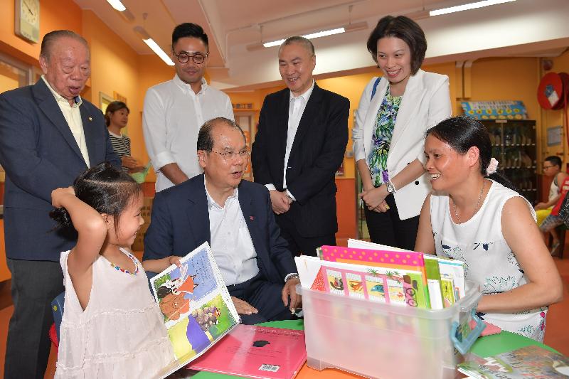 The Chief Secretary for Administration, Mr Matthew Cheung Kin-chung (front row, centre), tours the Mong Kok Kai Fong Association Limited (MKKFA) Chan Hing Social Service Centre and chats with women and children of the district during his visit to Yau Tsim Mong District this afternoon (August 10). Those accompanying him in the visit included (back row, from left) the Vice Chairman of the Management Committee of the MKKFA, Mr Kwok Wing-cheong; the Chairman of the Yau Tsim Mong District Council (YTMDC), Mr Chris Ip; the Chairman of the Management Committee of the MKKFA, Mr Leung Wah-shing; and the Vice Chairman of the YTMDC, Ms Wong Shu-ming.